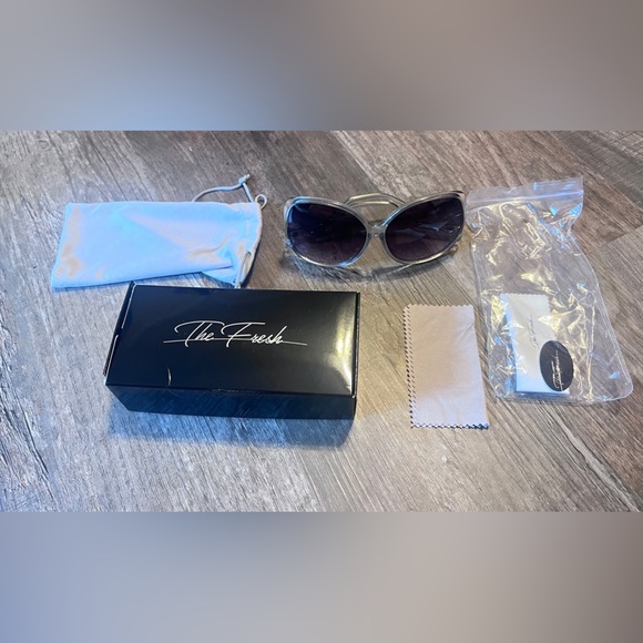 In the Box The Fresh Jackie O Sunglasses - Picture 2 of 3